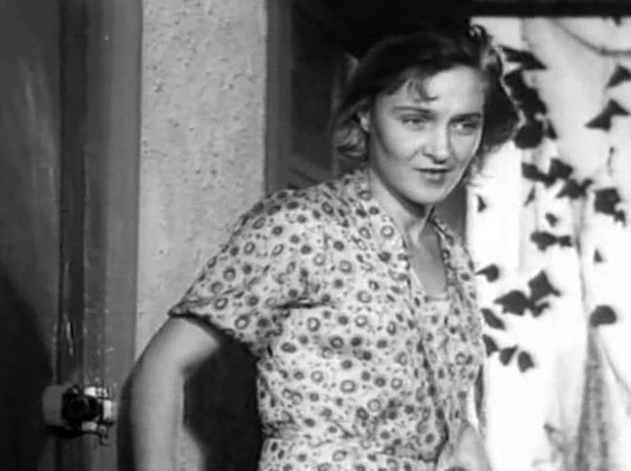 Елена Кузьмина в фильме У самого синего моря