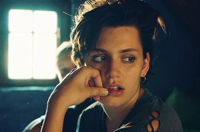 Элла Румпф в фильме Девушка по прозвищу Зверь