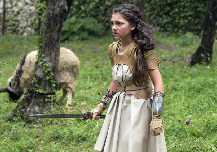 Эмили Кэри в фильме Чудо-женщина