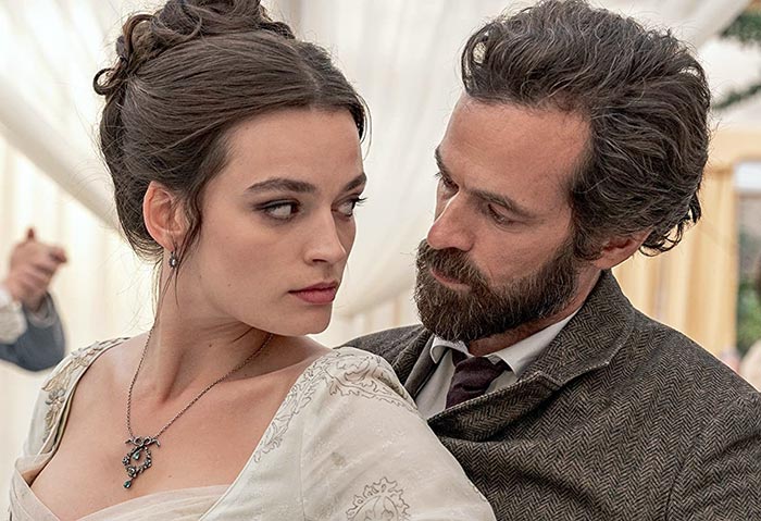 Эмма Маккей в фильме Эйфель