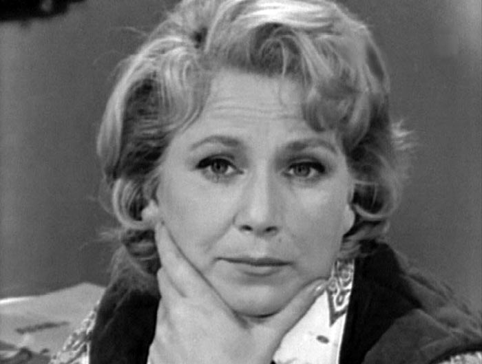 Эмма Сидорова в фильме-спектакле Сослуживцы