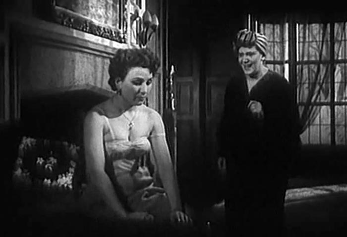 Эмма Сидорова в фильме Вдали от Родины