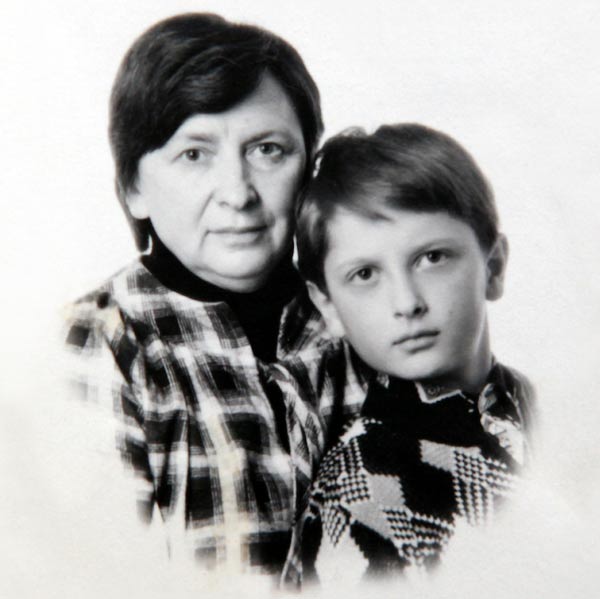 Евгений Писарев в детстве с мамой
