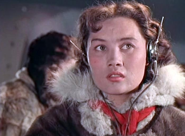 Евгения Тэн в фильме Следы на снегу