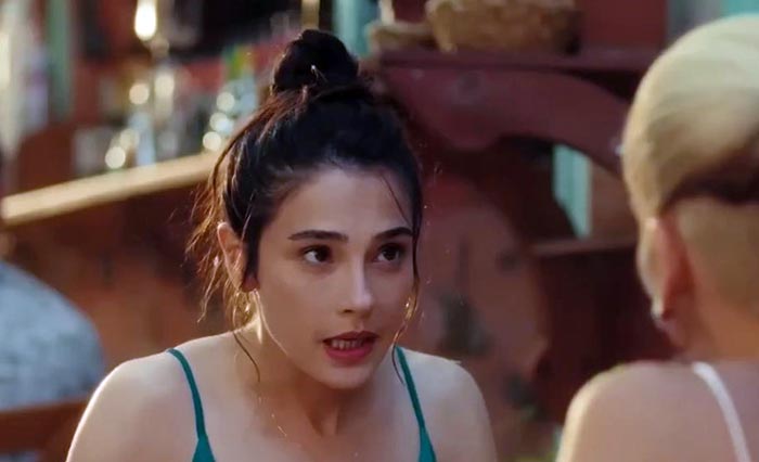 Фунда Эрйигит в фильме Прах