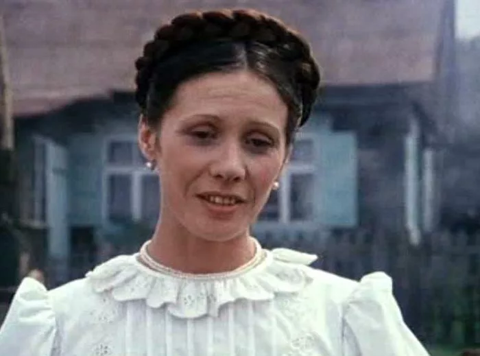 Галина Вевер в фильме Белые Росы