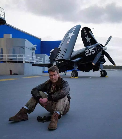 Глен Пауэлл в фильме Двойная петля