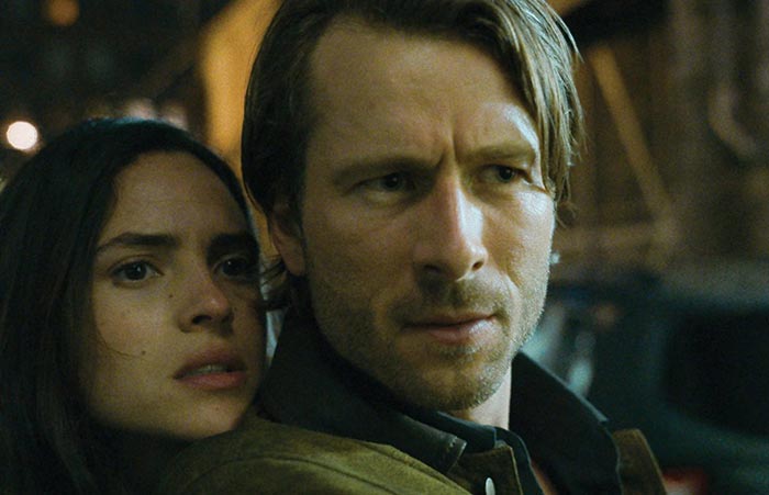 Глен Пауэлл в фильме Я не киллер