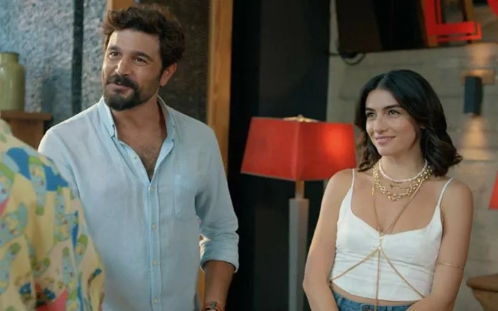 Хазар Эргючлю в сериале Просто друзья