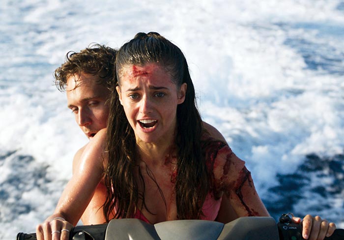 Холли Эрл в фильме Челюсти Столкновение