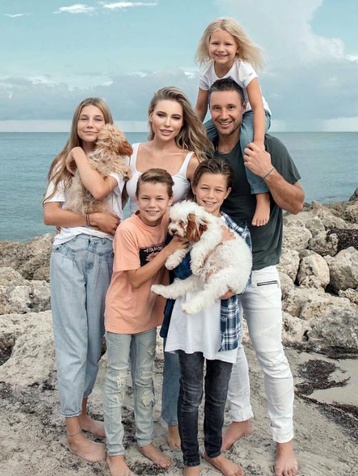 Илья Ковальчук с женой и детьми