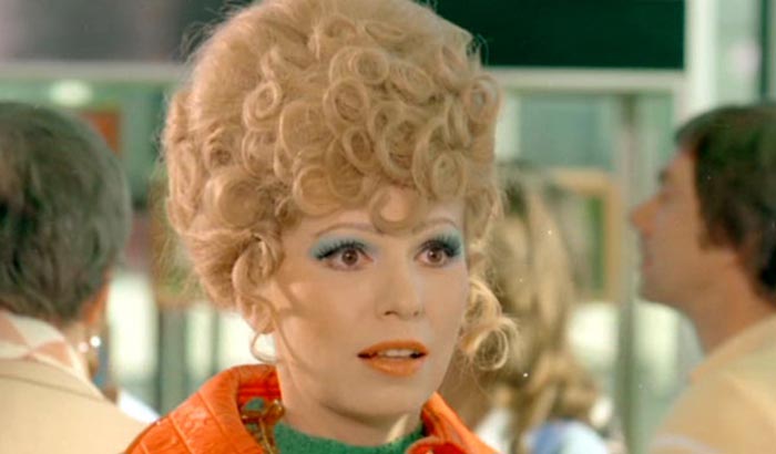 Ирена Карел в фильме Люби или брось