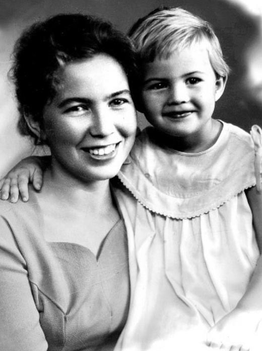 Ирина Вирганская в детстве с мамой