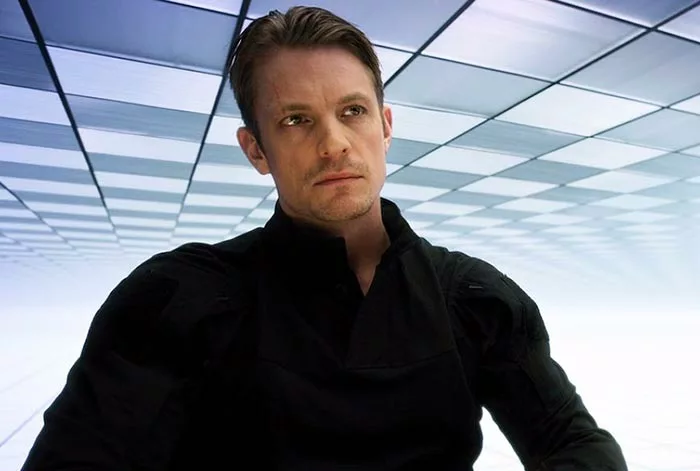 Юэль Киннаман в сериале Видоизмененный углерод