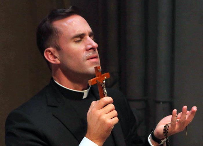 Джозеф Файнс в фильме Американская история ужасов