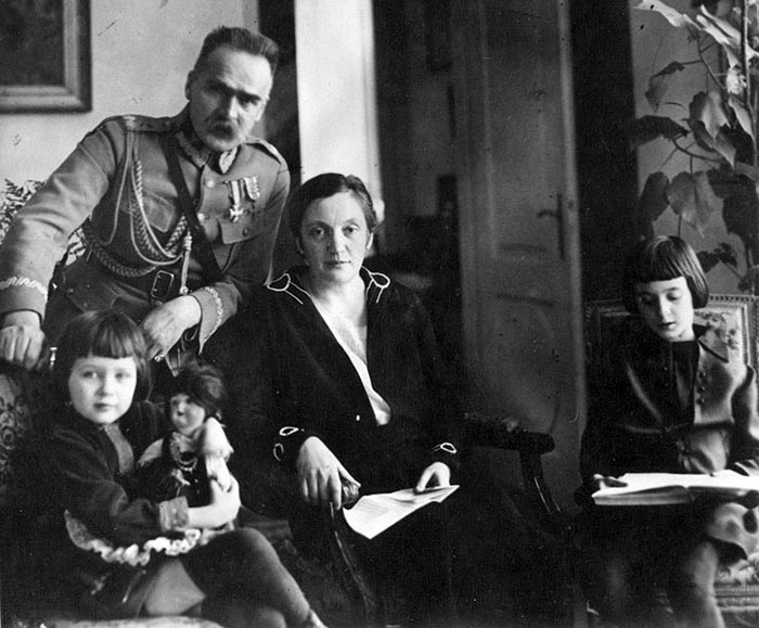 Юзеф Пилсудский и жена Александра с дочерьми