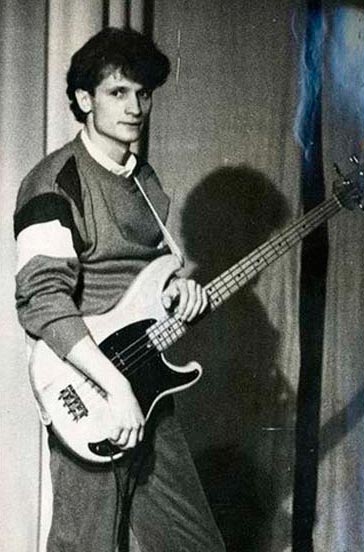 Бас-гитарист Сергей Тупикин