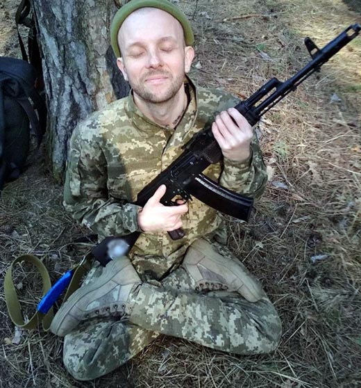 Кирилл Канахин с автоматом