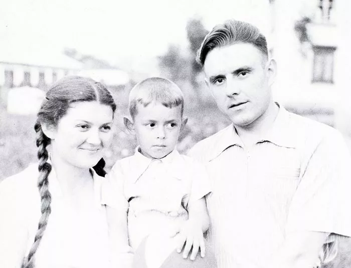 Владимир Комаров с женой и сыном