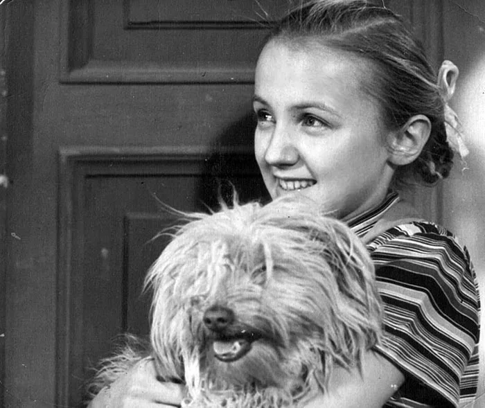 Лариса Сергеева в фильме Друзья-товарищи