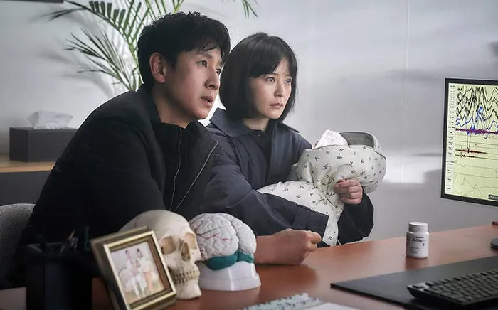 Ли Сон Гюн в фильме Спи