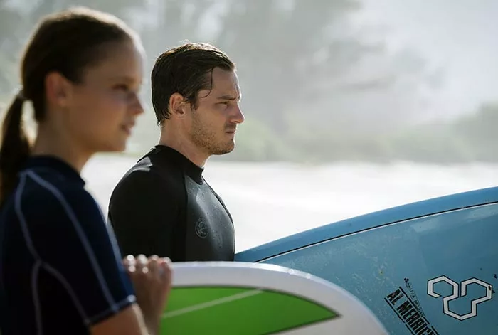 Льюис Пуллман в фильме Время между нами