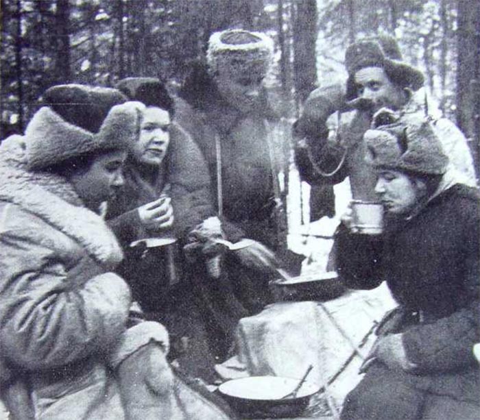 Лилия Карастоянова с партизанами