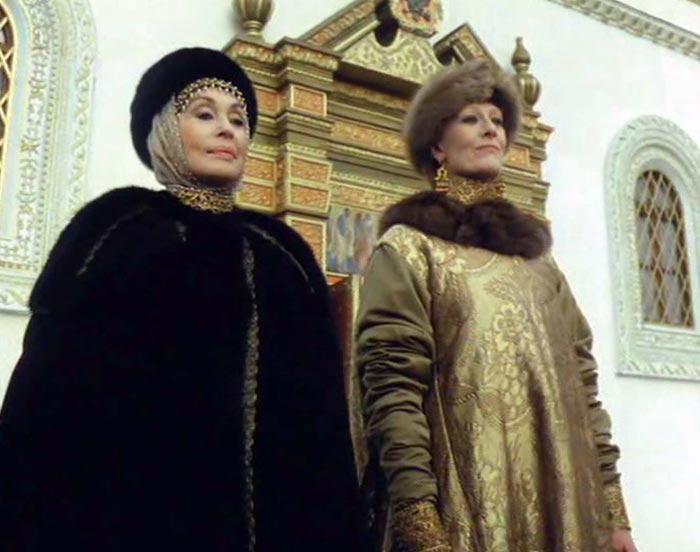 Лилли Палмер в роли царицы Натальи Кирилловны