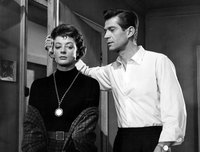 Мэгги Смит в фильме Некуда идти