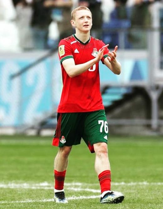 футболист Максим Мухин