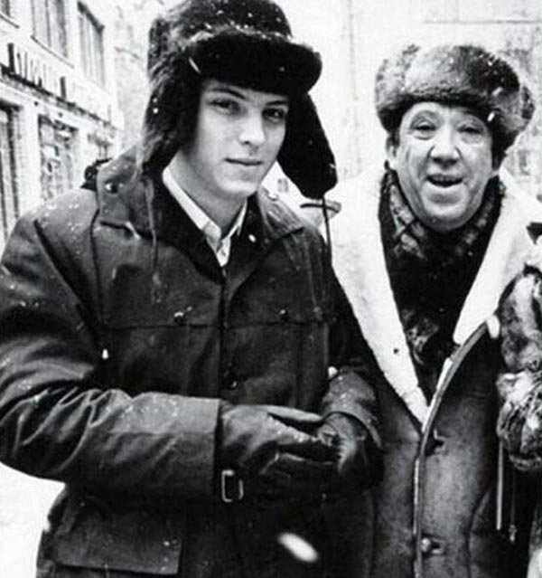 Максим Никулин в молодости с отцом
