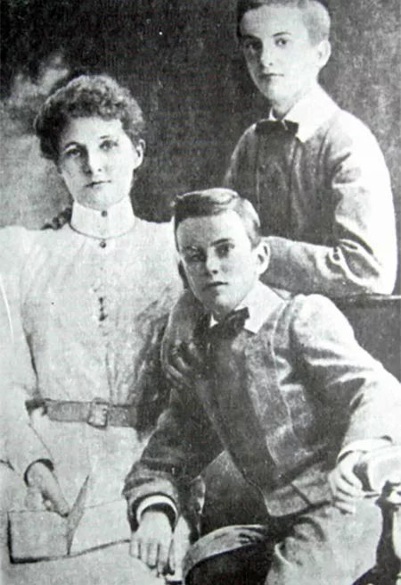 Маргарет Миклухо-Маклай с сыновьями