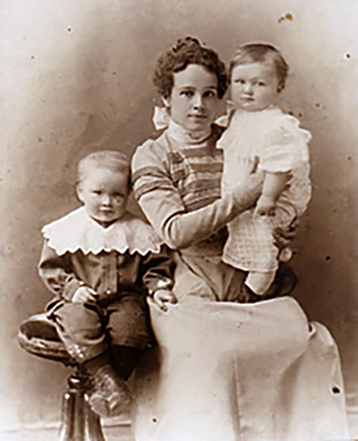 Мария Федоровна Коржавина с сыновьями