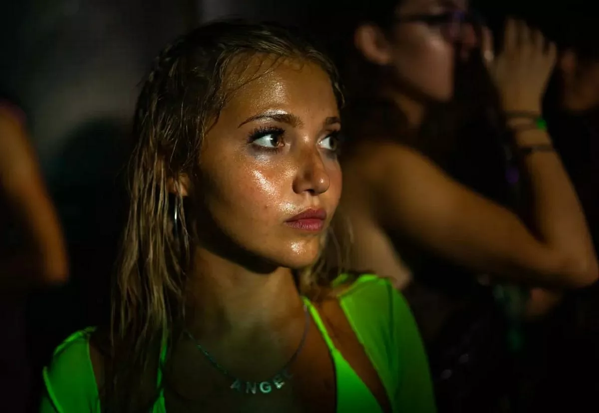 Мия МакКенна-Брюс в фильме Как заниматься сексом