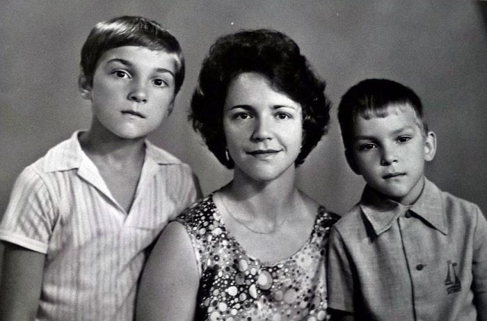 Михаил Горшенев в детстве с мамой и братом