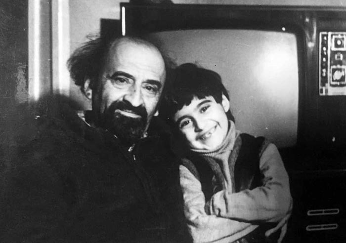 Михаил Мартиросян в детстве с отцом