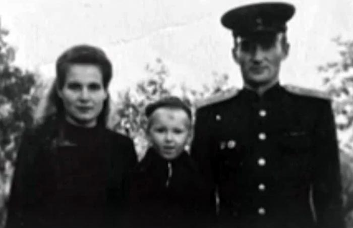 Михаил Серебряков в молодости с женой и сыном