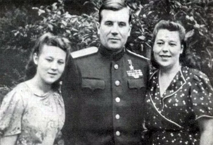 Митрофан Неделин с женой и дочерью