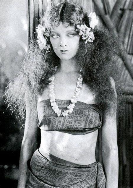 Мирна Лой в юности