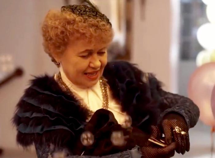 Надежда Серая в фильме Ищите маму