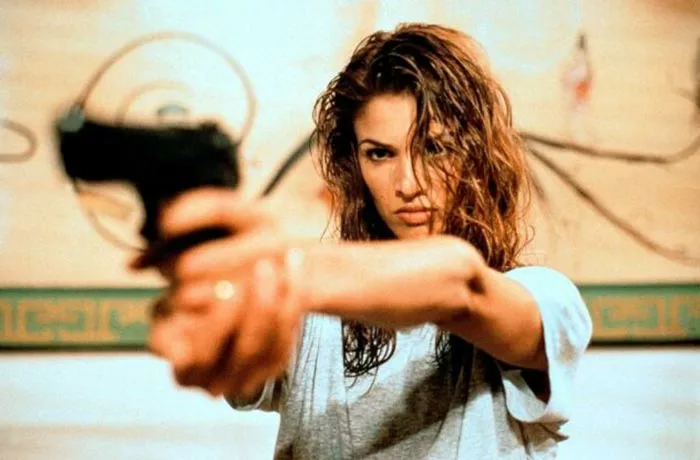 Надя Фарес в фильме Багровые реки