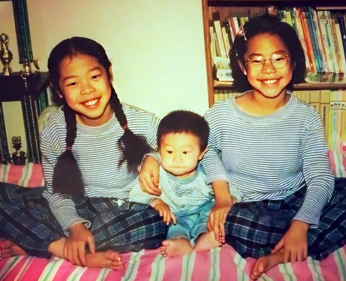 Нейтан Чен в детстве с сестрами