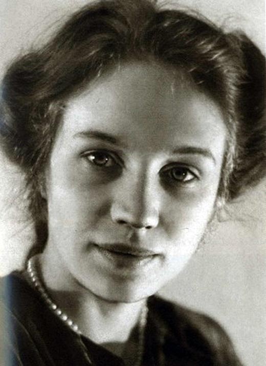 Нина Молева в юности