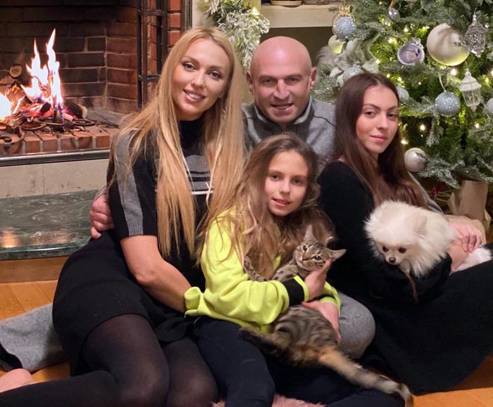 Оля Полякова с мужем и детьми