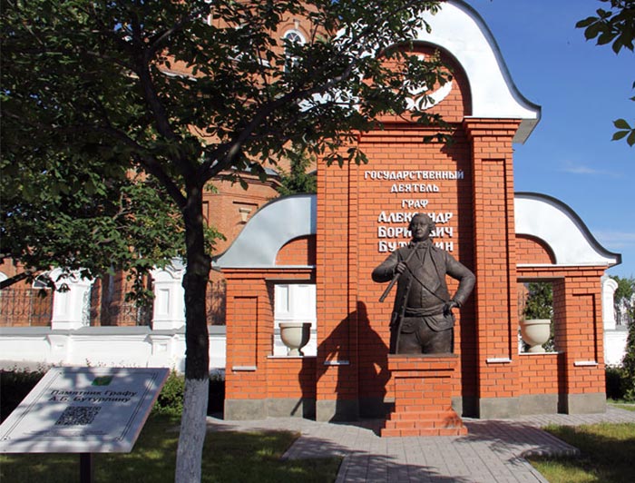 Памятник Александру Бутурлину в городе Бутурлиновка