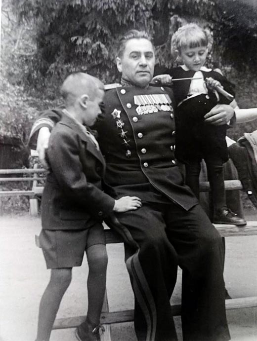 Павел Судоплатов с детьми