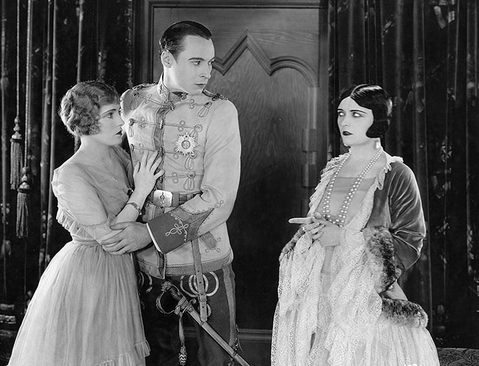 Пола Негри в фильме Запретный рай