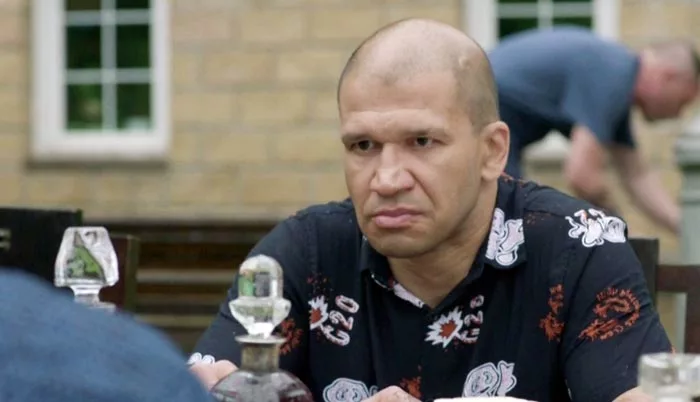 Роберто Флейтес в сериале Эффект домино