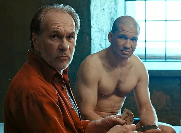 Роберто Флейтес в сериале Элефант