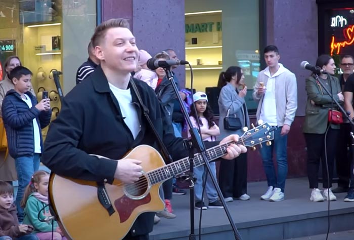 гитарист и певец Роман Конограй